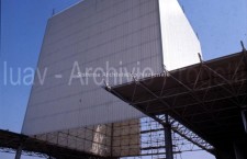 Si completa il rivestimento del Cubo per l'inaugurazione (1971, Ph. Archivio IUAV)