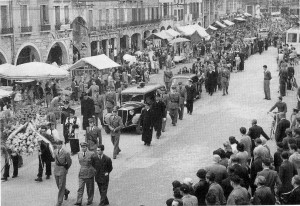 1951, funerali solenni in piazza nel giorno del Patrono