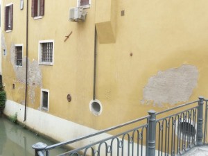 La palla di cannone vista dal Ponte delle Erbe (ph. Toffanello)