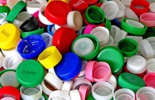 Raccogliere tappi di plastica per far addestrare cani per non vedenti