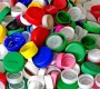 Raccogliere tappi di plastica per far addestrare cani per non vedenti